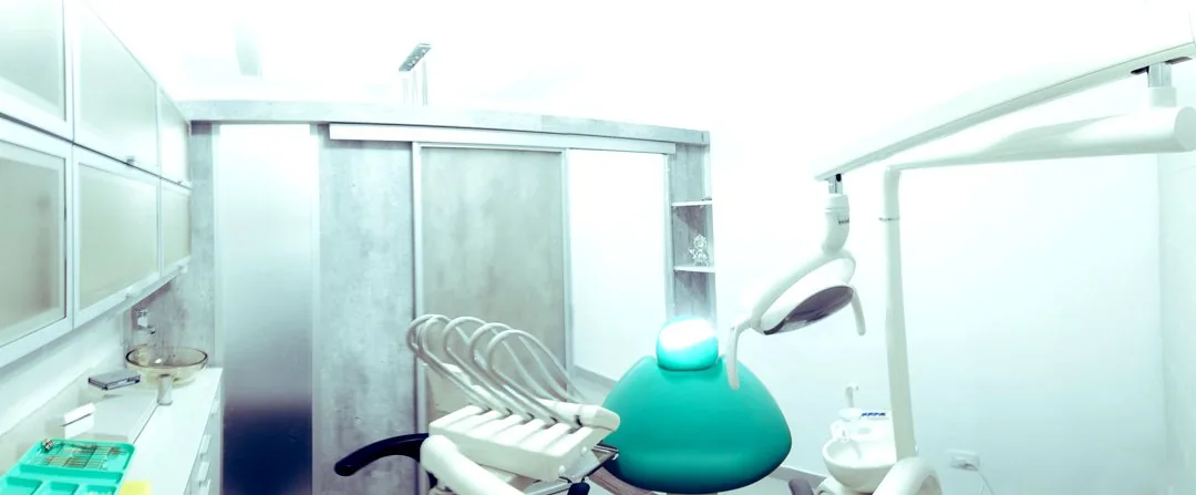 Vista panorámica del consultorio dental equipado con tecnología 3D