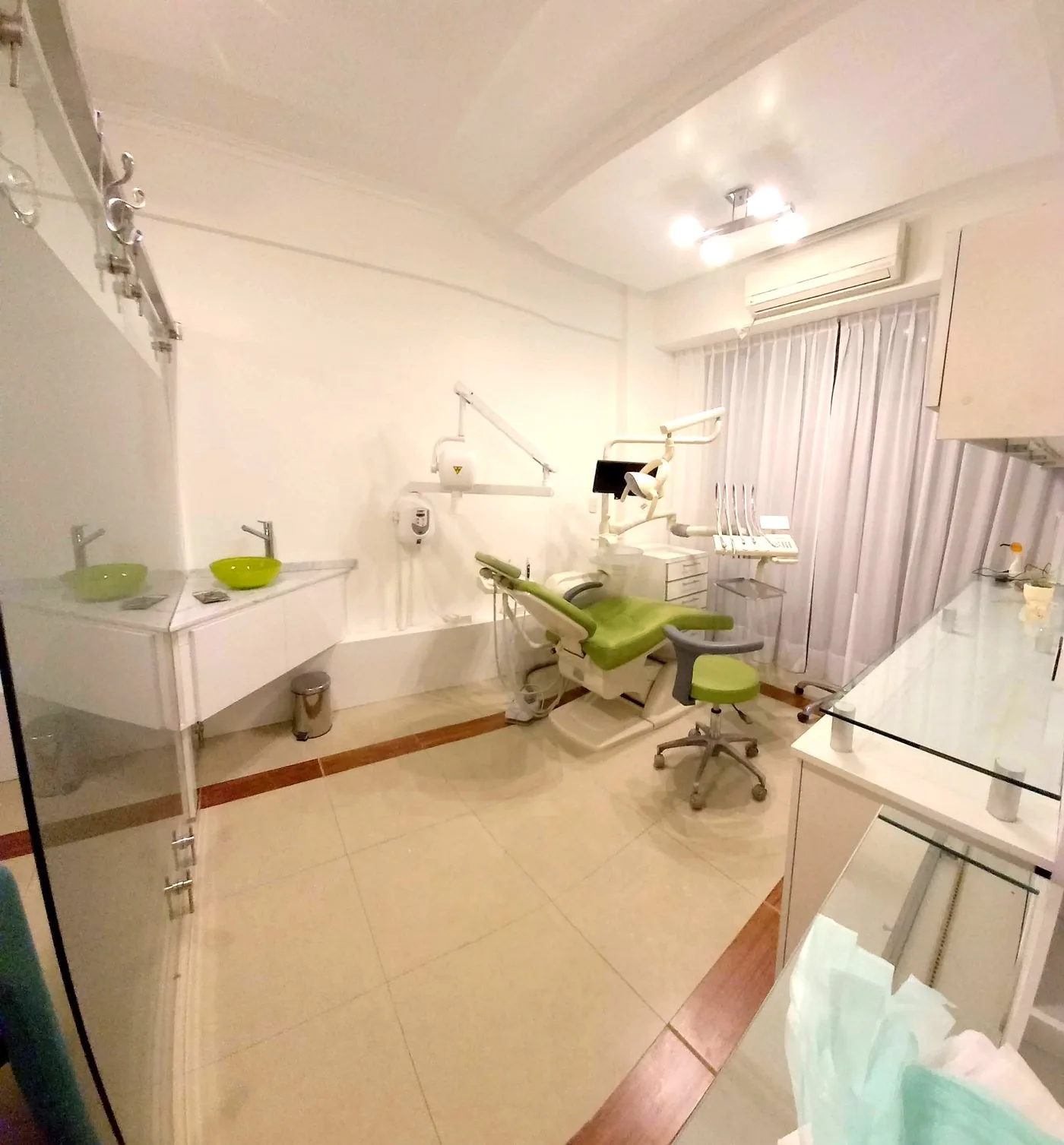 Consultorio odontológico 2 con sillón dental moderno en Villa Devoto CABA