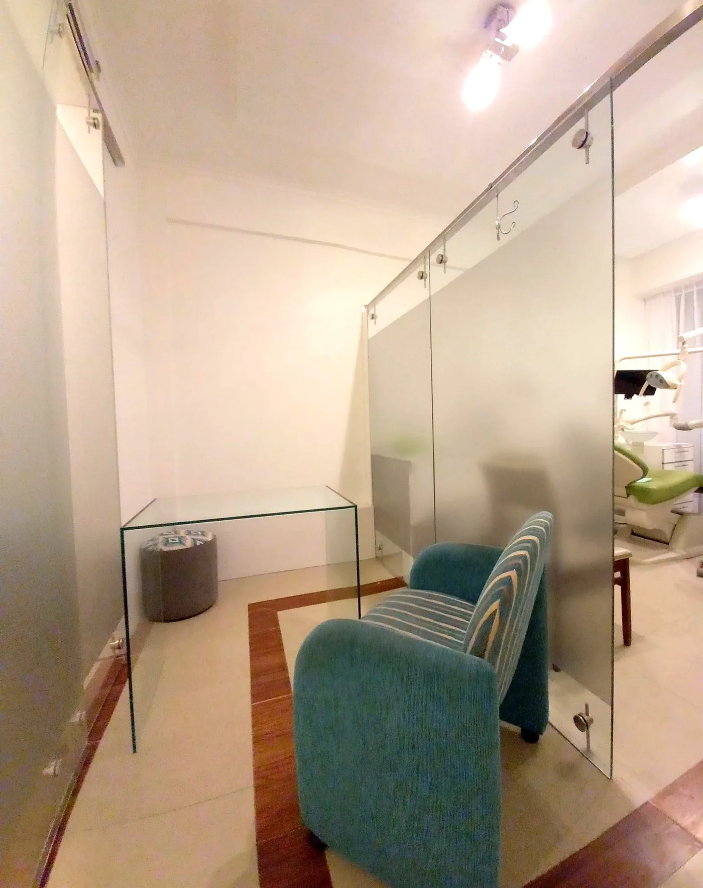 Sala de espera cómoda y acogedora del consultorio dental en Villa Devoto